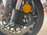 Primer plano del freno de disco delantero de una motocicleta, mostrando la pinza Nissin y el disco perforado.