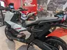 Honda X-ADV blanca y negra en un concesionario