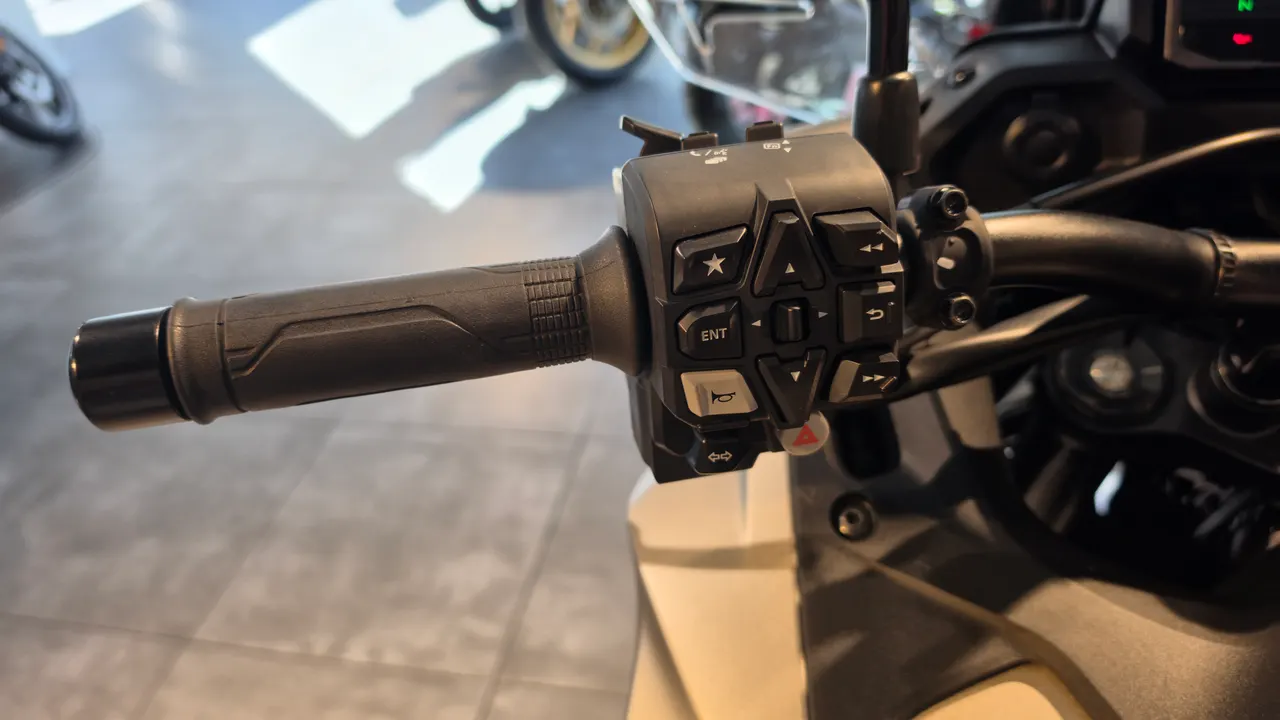 Detalle del manillar y controles de una Honda NT1100