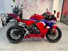 Honda CBR 600RR roja y azul en interior