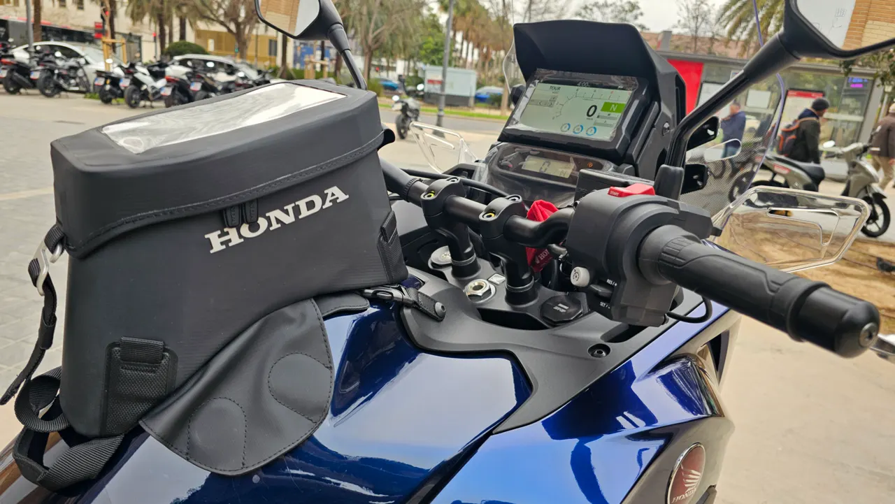 Honda NT1100 azul con bolsa de depósito y pantalla digital