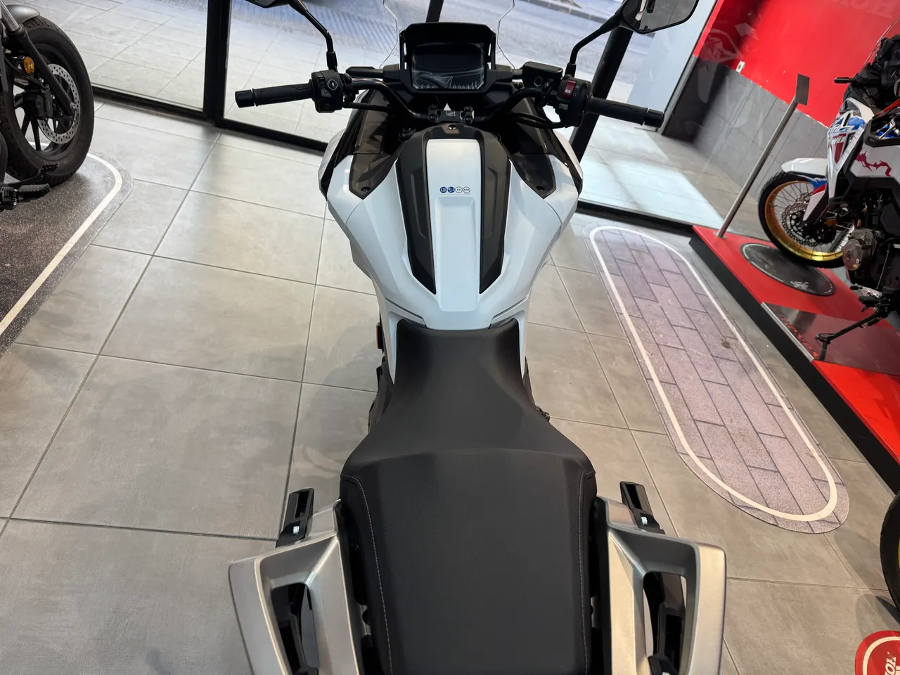 Moto Honda NC750X blanca en exposición