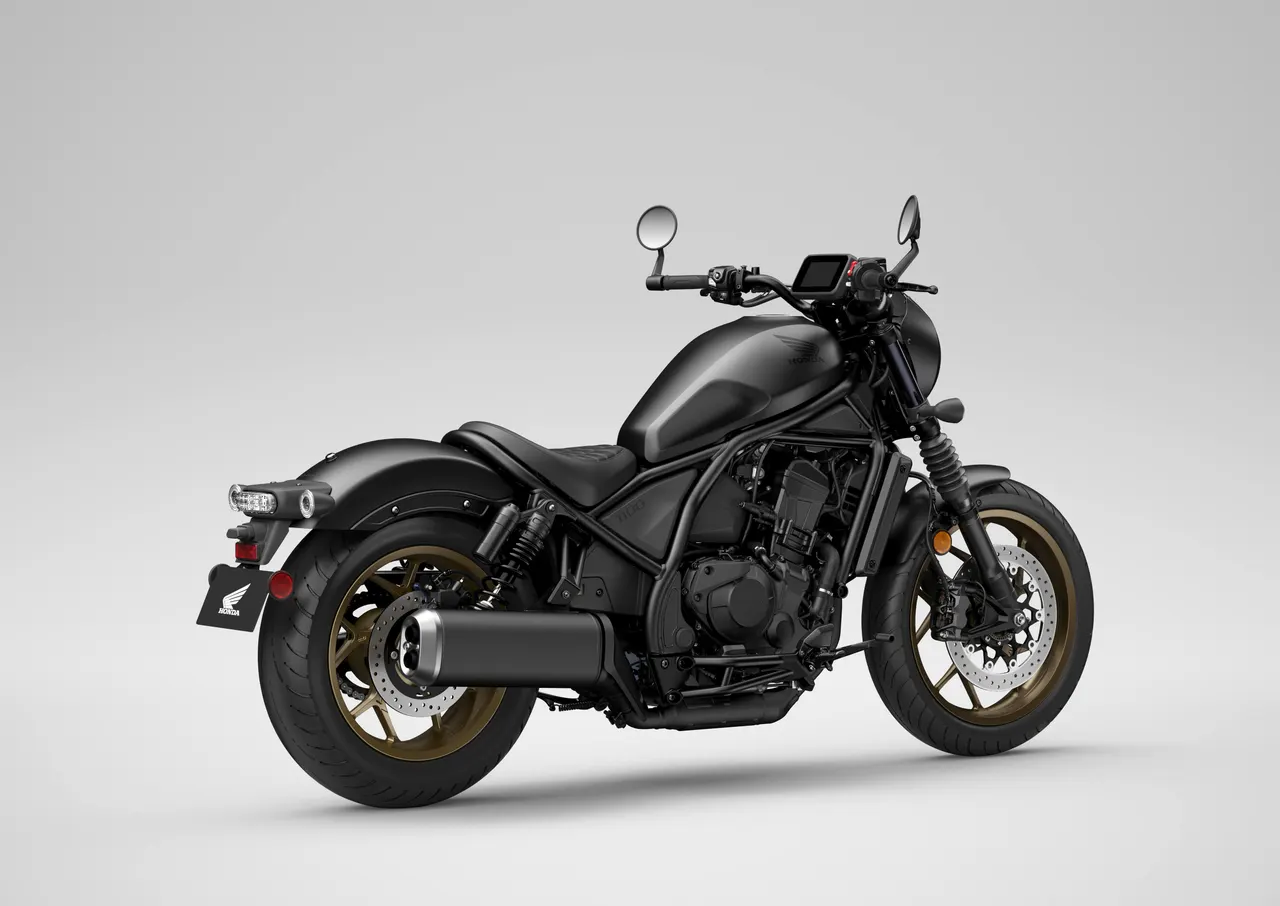 Honda Rebel 1100 SE negra vista lateral trasera