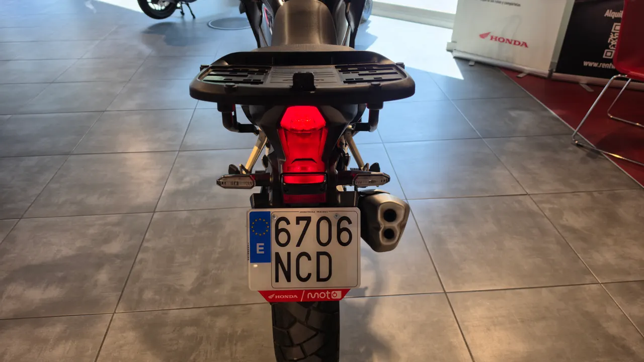 Vista trasera de una moto Honda NX500 con matrícula española