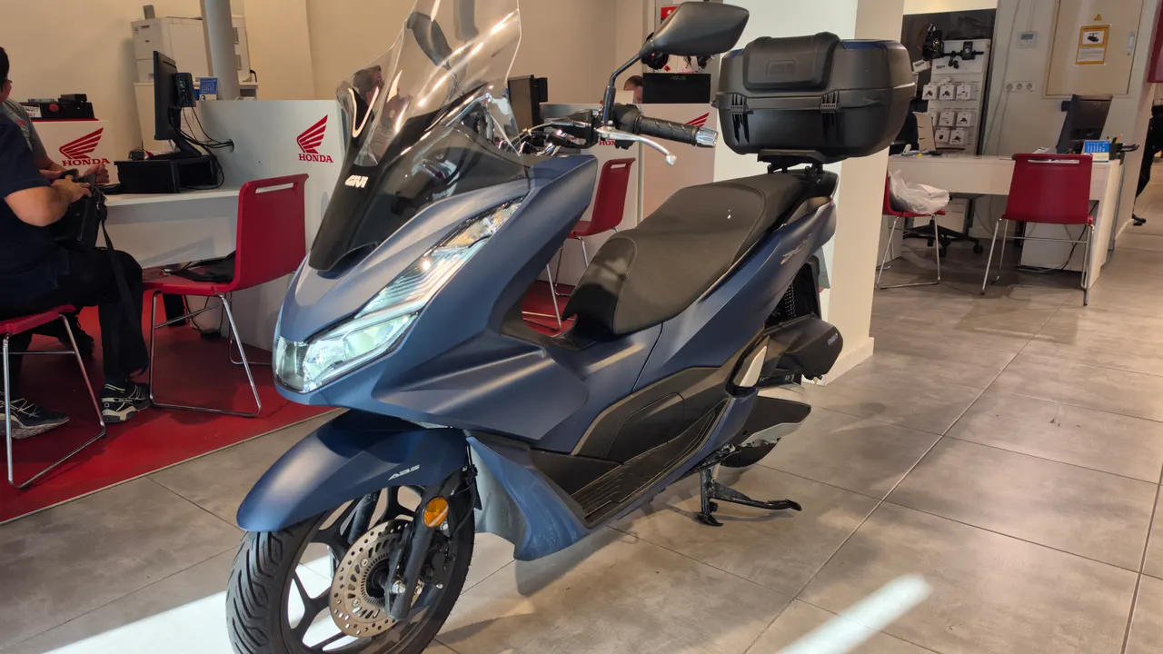 Honda PCX 125 azul oscuro con baúl trasero