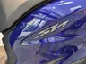 Lateral de Honda SH125i azul brillante con emblema SH cromado