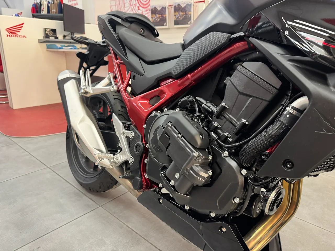 Honda CB750 Hornet negra con chasis rojo en concesionario