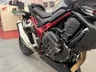 Honda CB750 Hornet negra con chasis rojo en concesionario