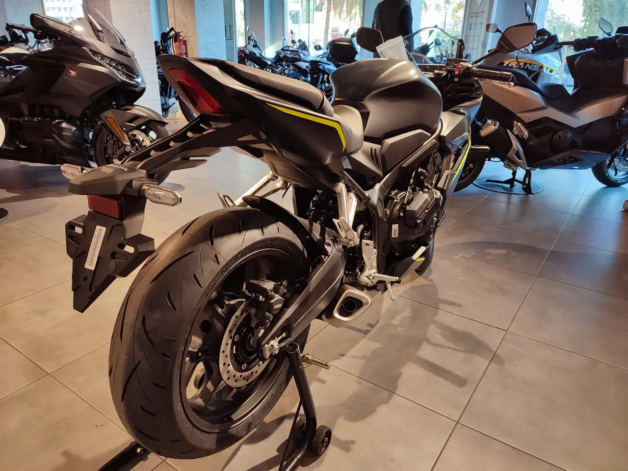 Honda CBR 650R negra gunpowder mate vista trasera