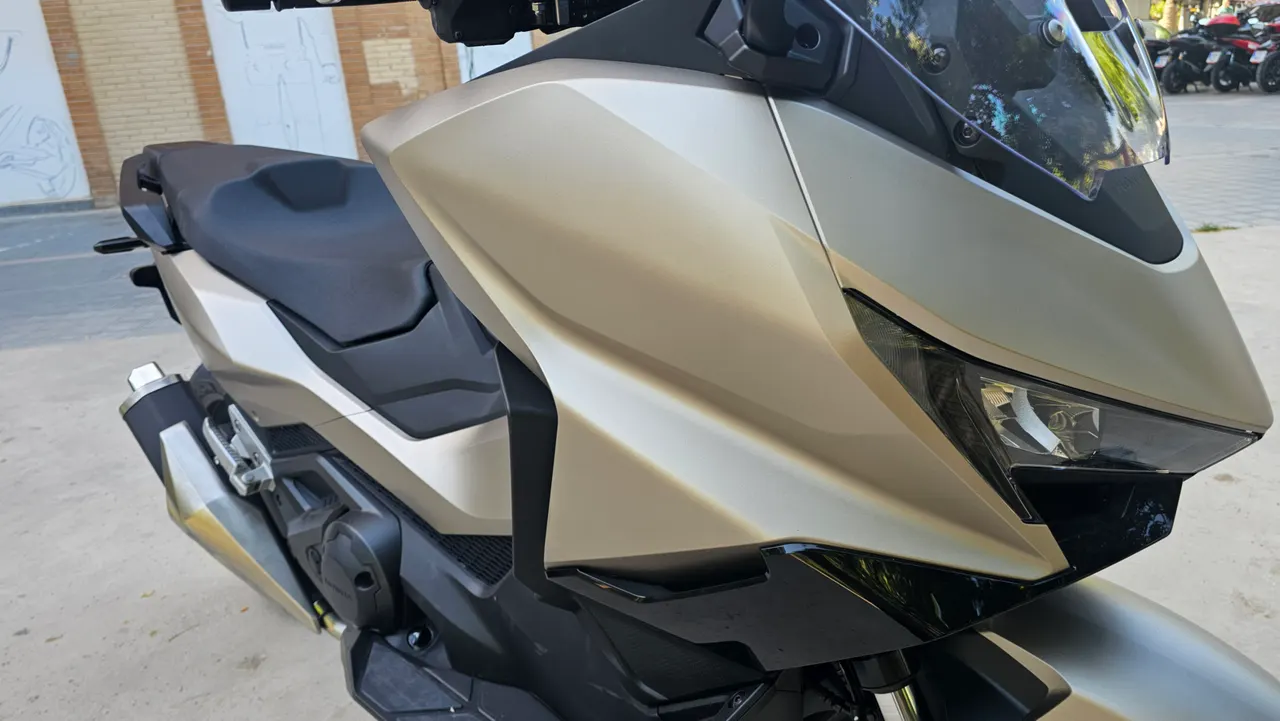 Honda Forza 750 gris warm mate metalizado