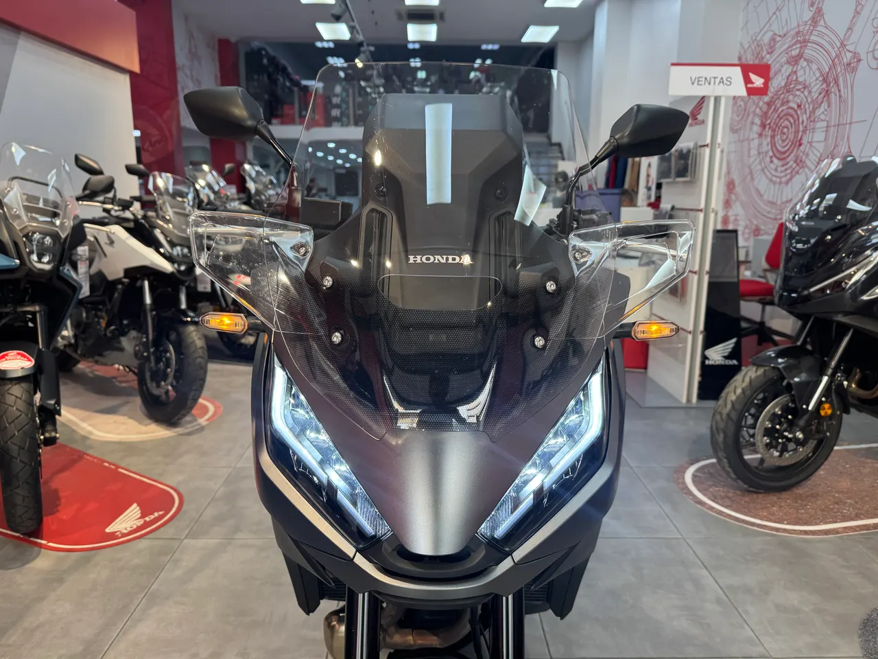 Vista frontal de una Honda NT1100 DCT en color gris oscuro.