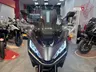 Vista frontal de una Honda NT1100 DCT en color gris oscuro.