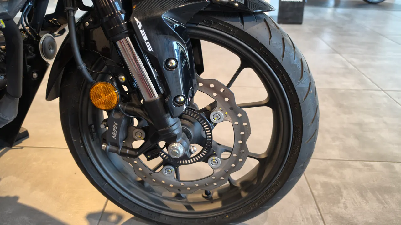 Detalle de la rueda delantera de una Honda CB125R