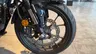Detalle de la rueda delantera de una Honda CB125R