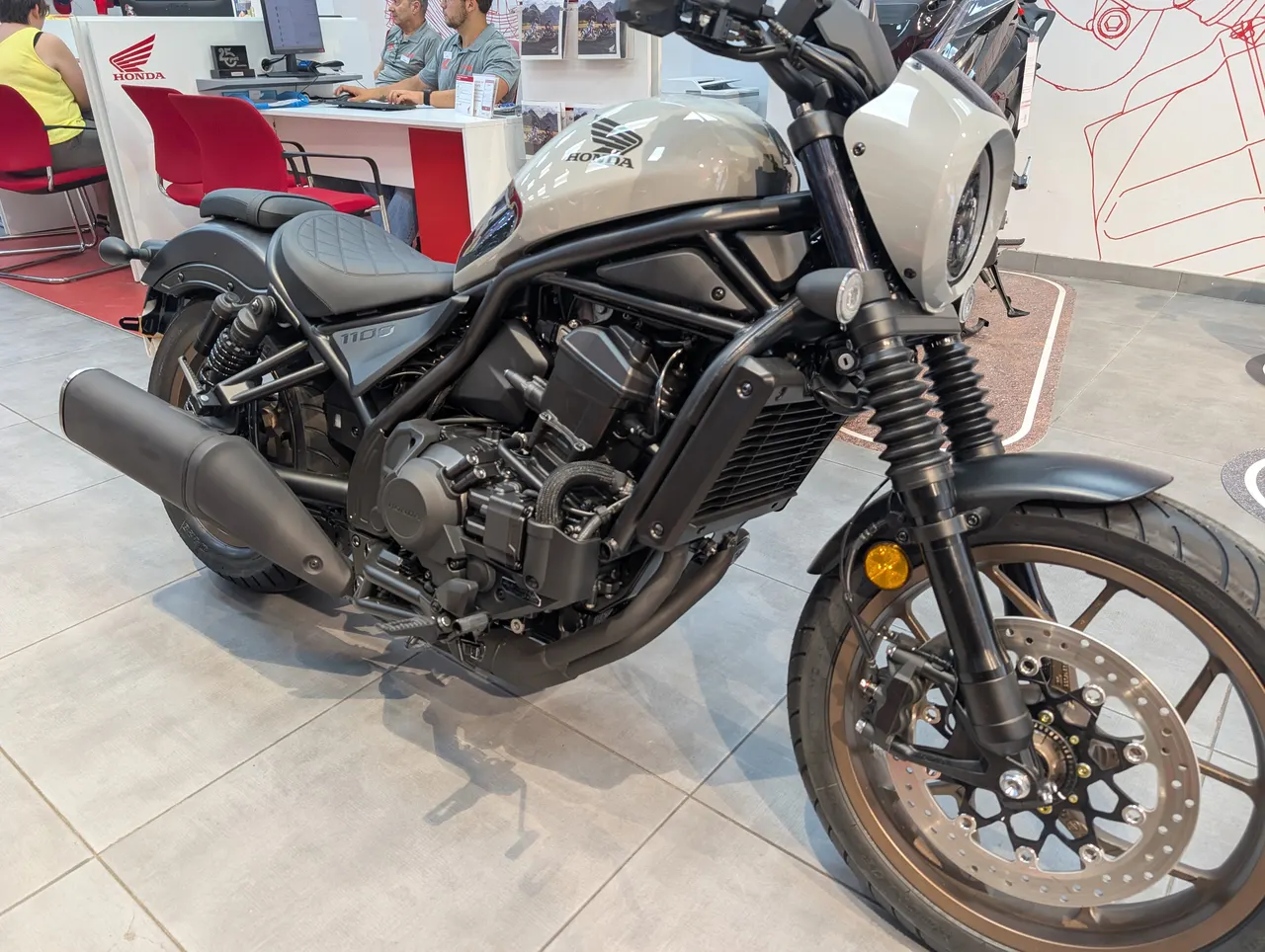 Moto Honda CMX1100 Rebel Special Edition gris perlado en exposición