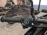 Primer plano del manillar de una motocicleta Honda NC750x de segunda mano con protector de manos