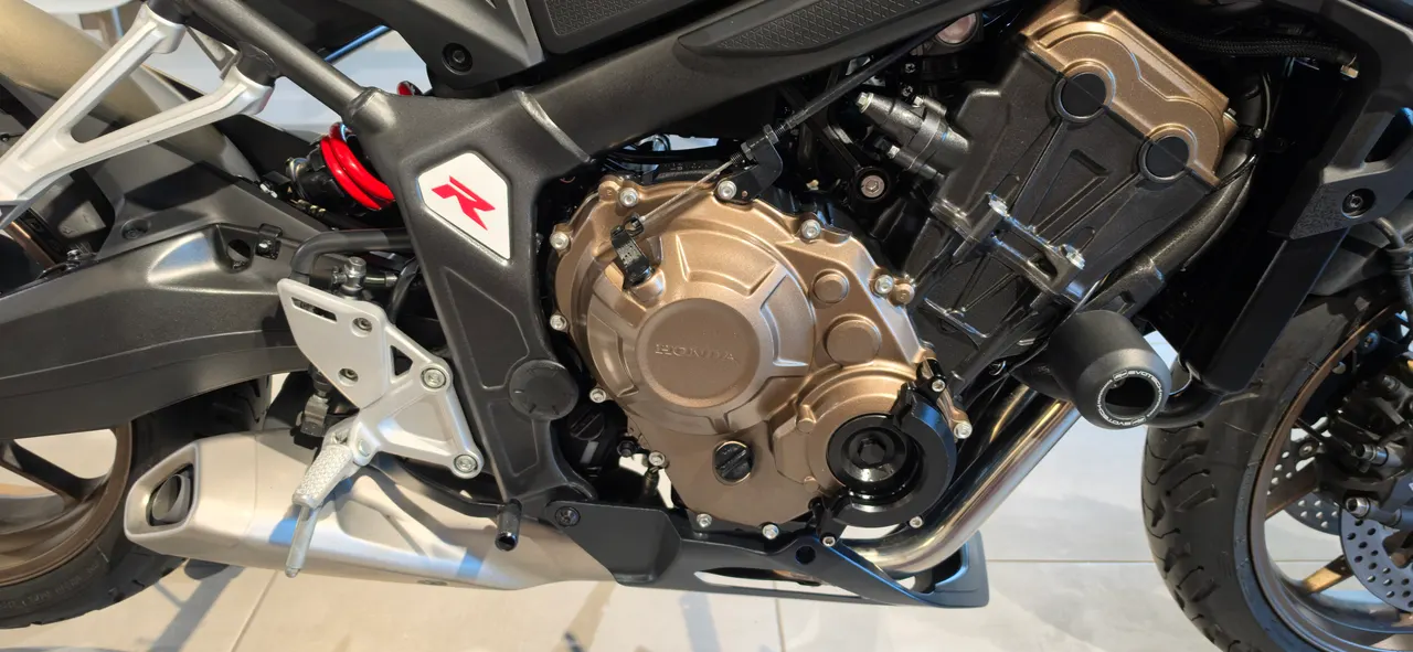 Detalle del motor de una Honda CB650R