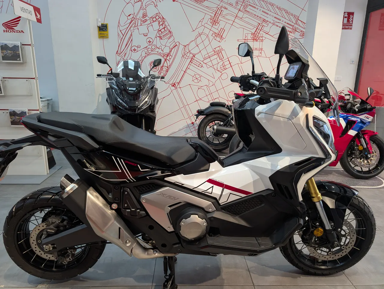 Honda X-ADV blanca y negra en un concesionario