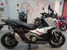 Honda X-ADV blanca y negra en un concesionario