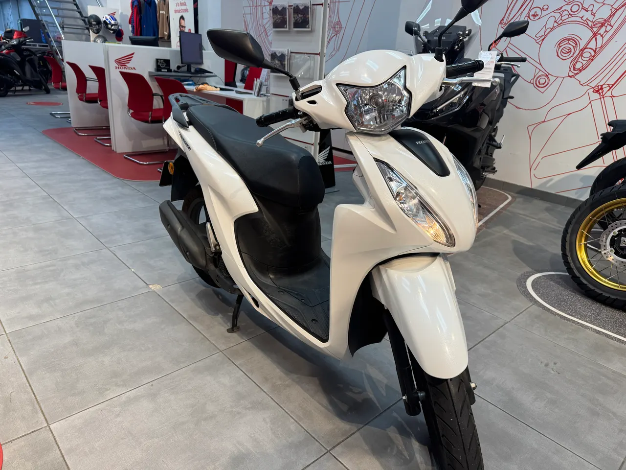 Scooter Honda Vision blanca