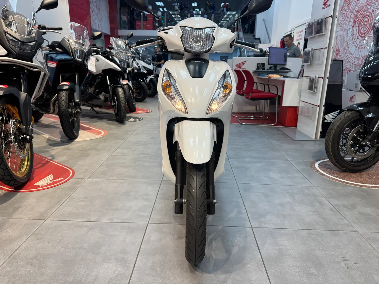 Scooter Honda Vision blanca vista frontal