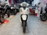 Scooter Honda Vision blanca vista frontal