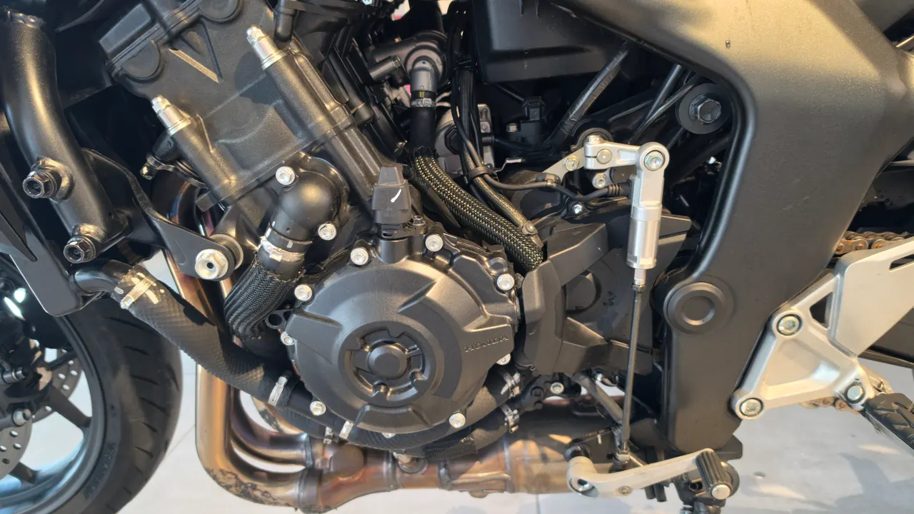 Detalle del motor de una Honda Hornet 1000