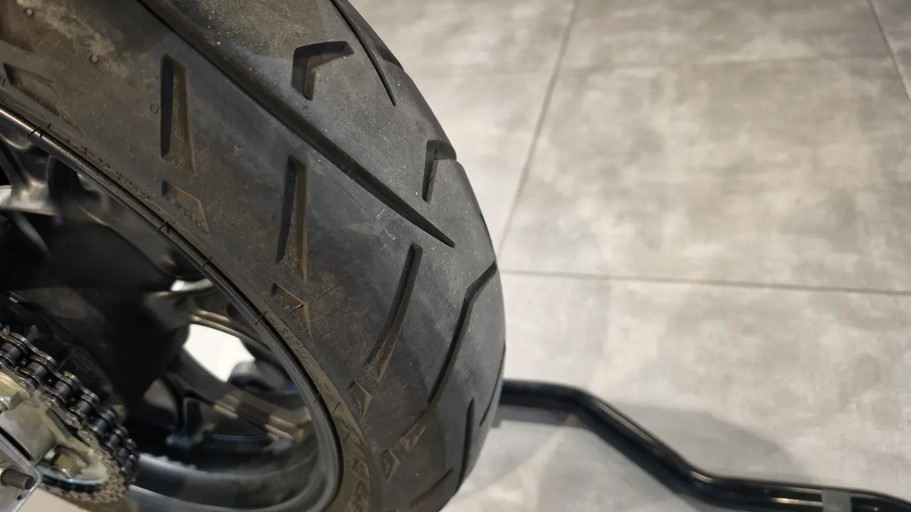 Detalle del neumático trasero de una moto Honda NC750X