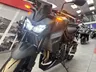 Honda CB750 Hornet gris oscuro con luces encendidas en un concesionario