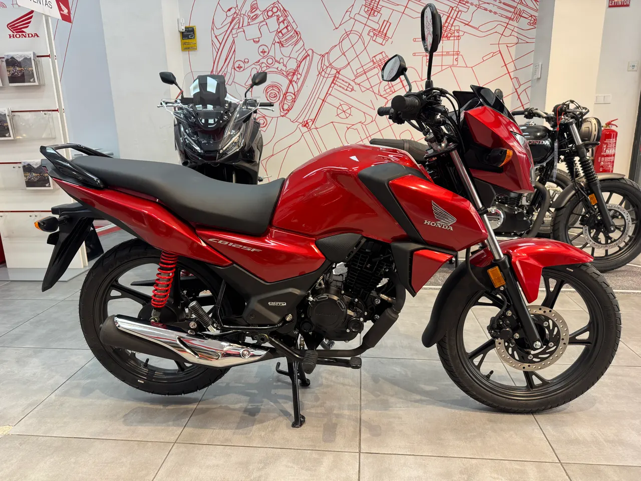 Honda CB125F roja R-355 en un concesionario