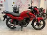 Honda CB125F roja R-355 en un concesionario