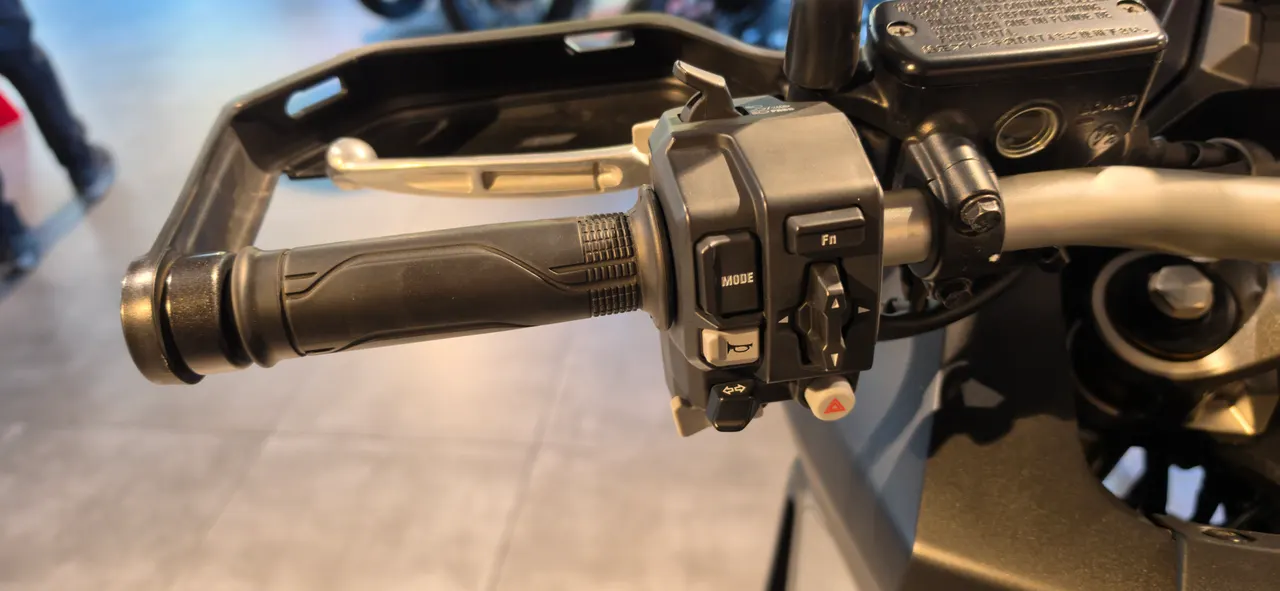 Detalle del manillar de una motocicleta con sus controles