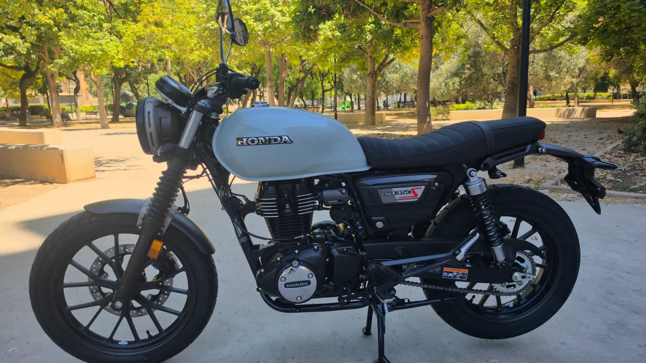 Honda GB350S azul en un parque