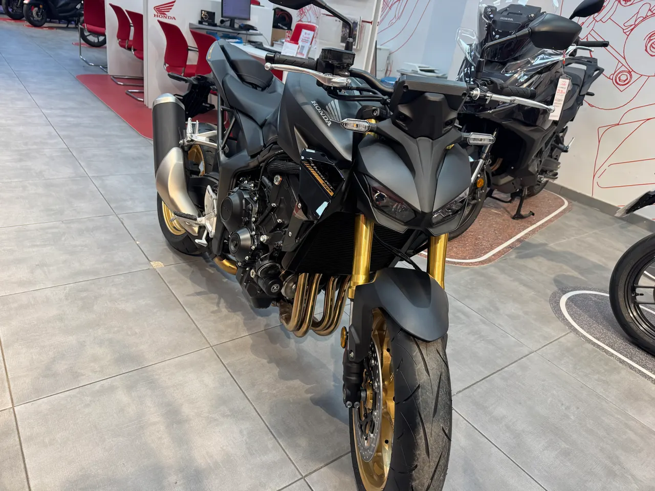 Honda Hornet 1000 SP negra en concesionario