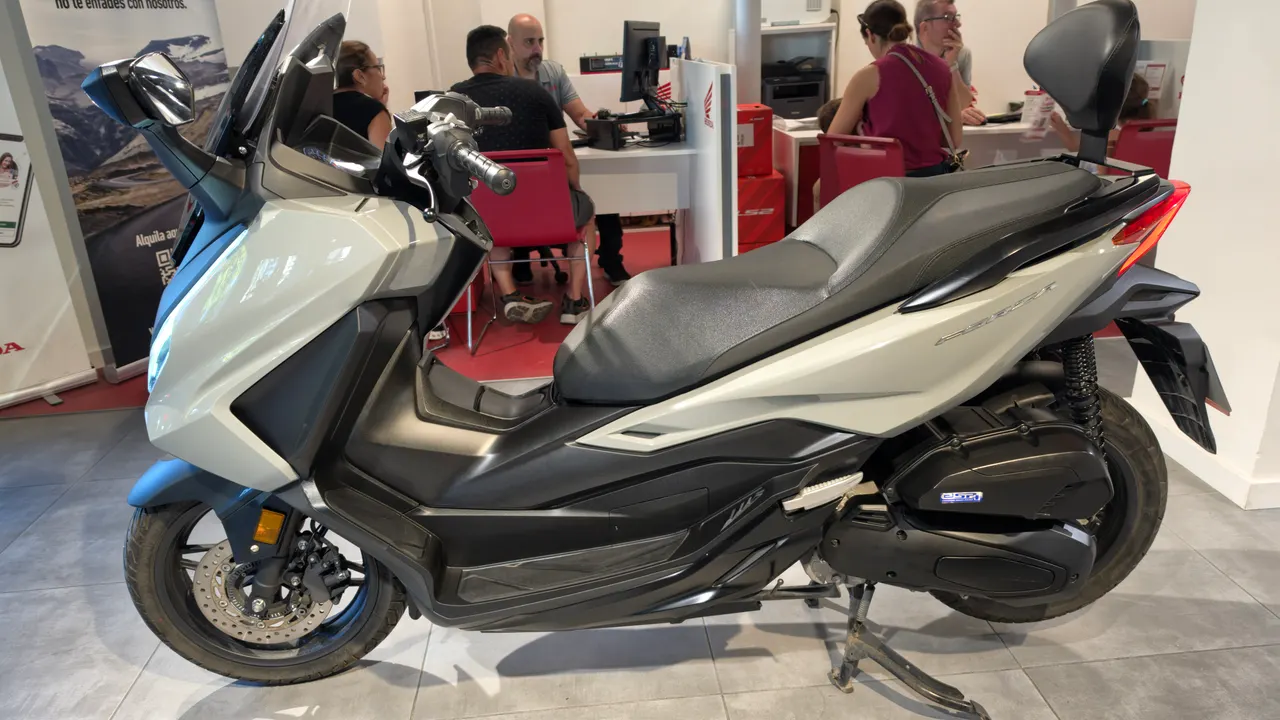 Scooter Honda Forza 125 gris en exposición