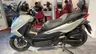 Scooter Honda Forza 125 gris en exposición
