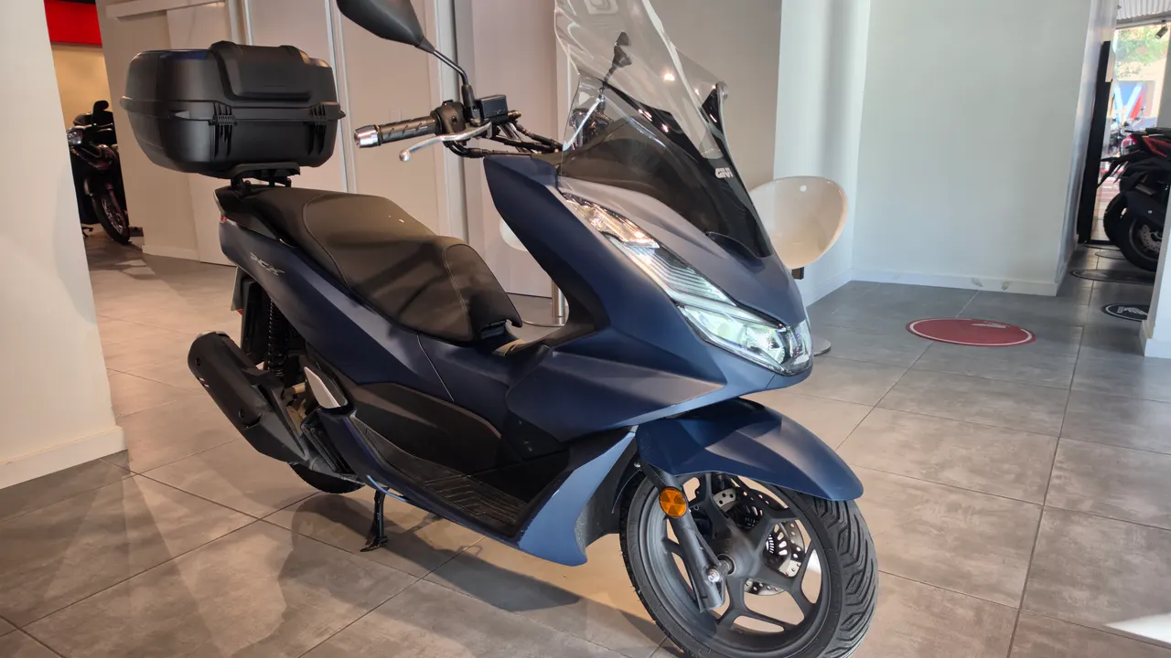 Honda PCX 125 azul oscuro con baúl trasero