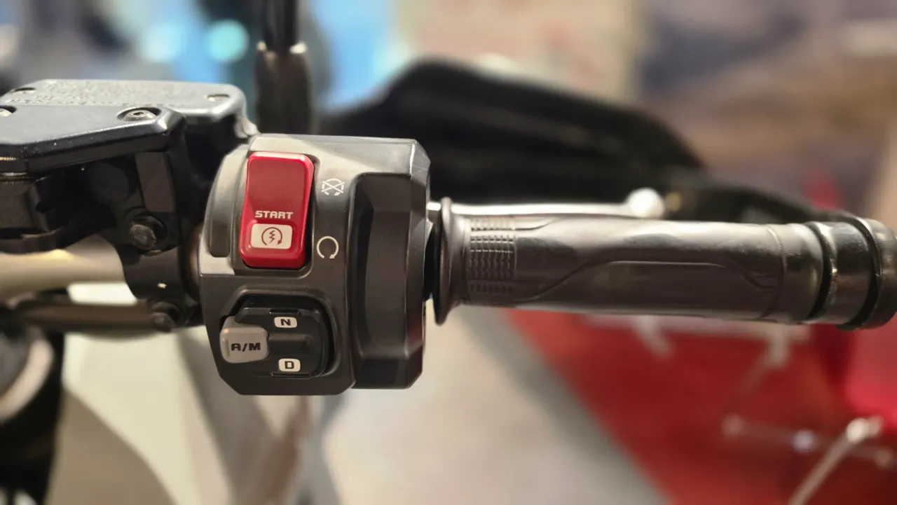 Detalle del manillar de una moto Honda X-ADV con el botón de arranque y controles de marcha.