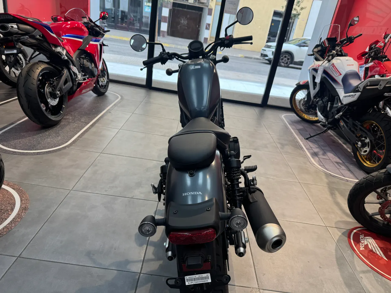 Vista trasera de una Honda Rebel 500 en color gris mate metalizado