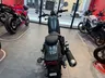 Vista trasera de una Honda Rebel 500 en color gris mate metalizado