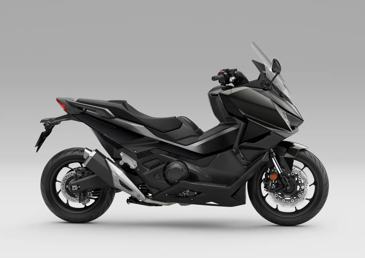 Honda Forza 750 Gunmetal Black Metallic NHC52 vista lateral