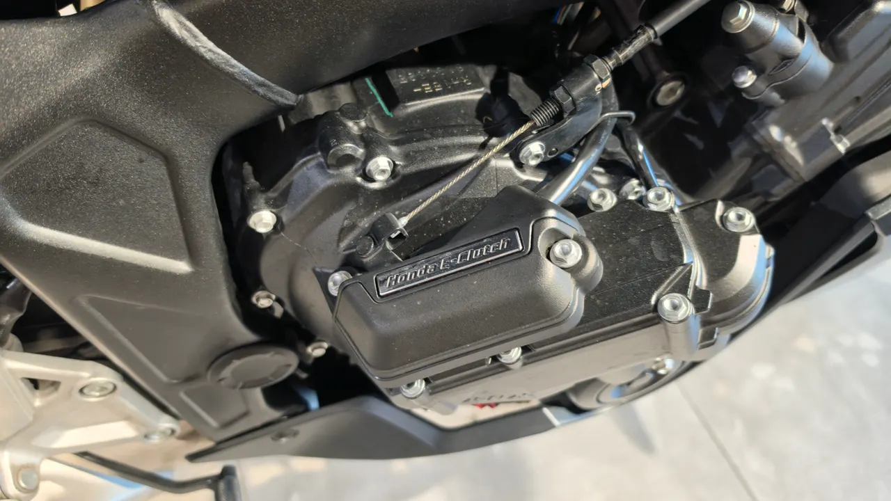Detalle del motor de una Honda CBR650R
