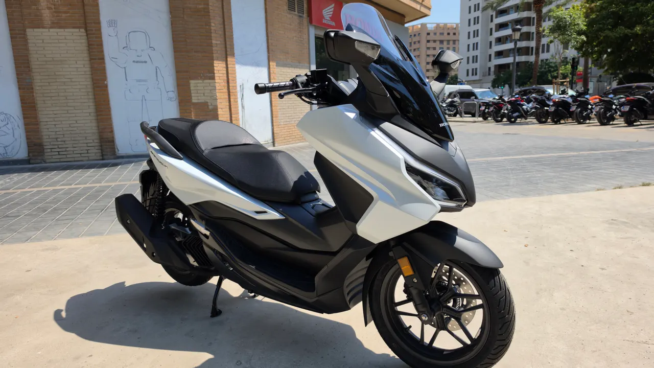Scooter Honda Forza 125 blanco aparcado en la calle
