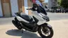 Scooter Honda Forza 125 blanco aparcado en la calle