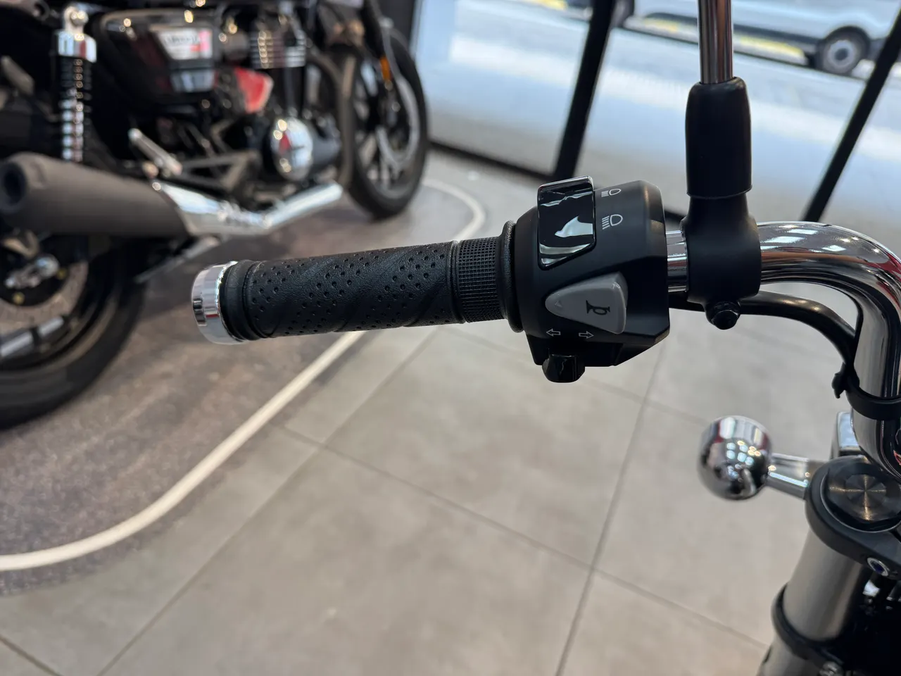 Manillar izquierdo de Honda Dax 125 negra con controles