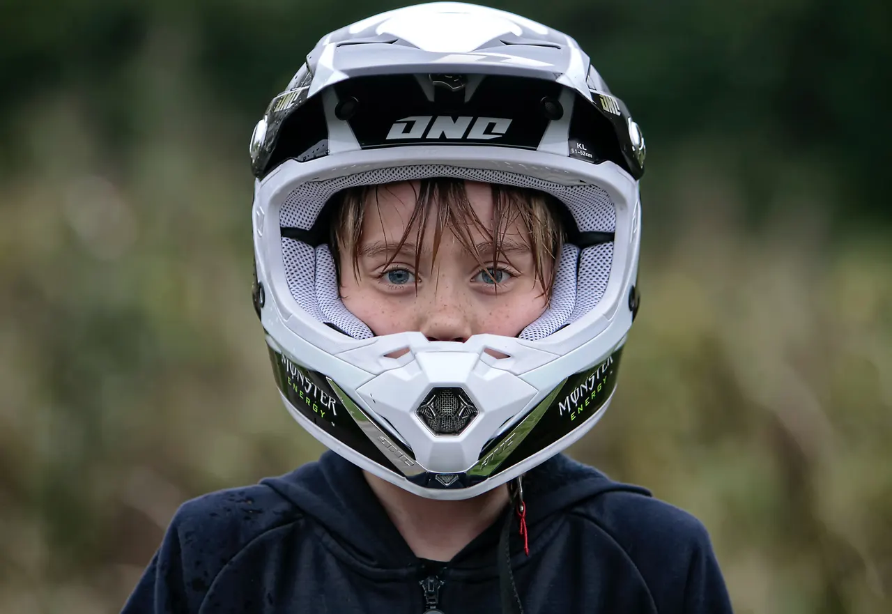 ¿A qué edad puede ir un niño en moto?