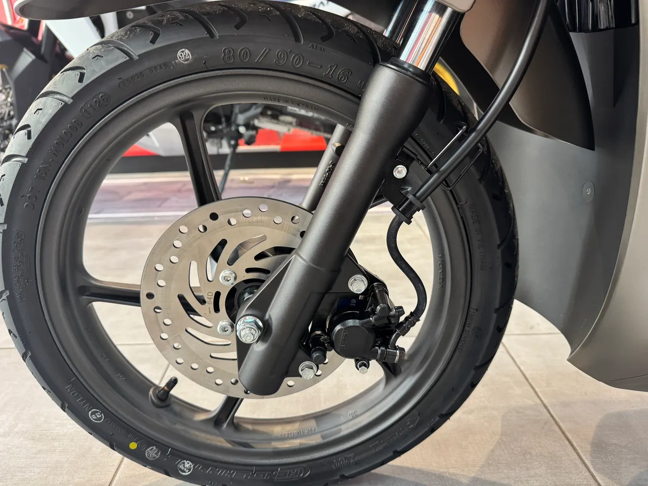 Rueda delantera de scooter Honda Vision 110 color Matte Mine Brown Metallic