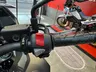 Manillar izquierdo de la Honda NX500 E-Clutch con controles y depósito de freno.