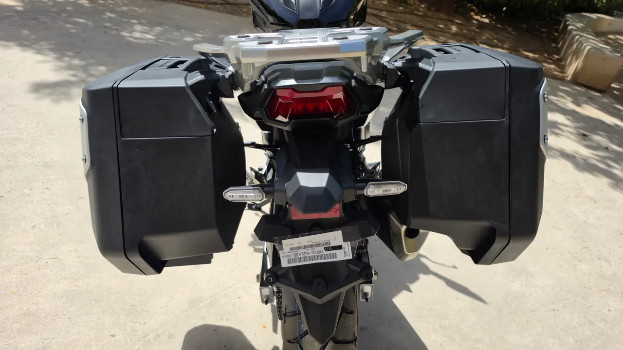 Vista trasera de Honda NC750X negra con maletas laterales