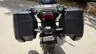 Vista trasera de Honda NC750X negra con maletas laterales